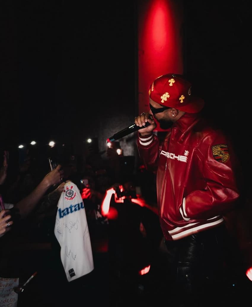 Memphis Depay cantando em uma festa com uma camsia do Corinthians