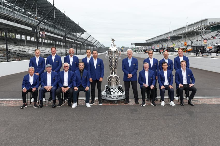 Maior vitorioso da Indy 500, Helio Castroneves posa ao lado de outros campeões da prova