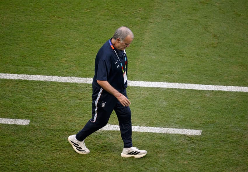 Marcelo Bielsa comandando o Uruguai contra a Espanha