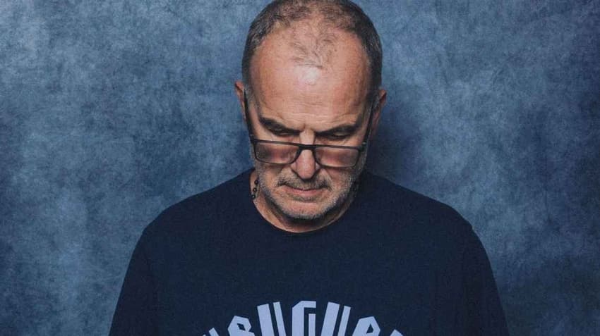 Técnico Marcelo Bielsa olhando para baixo