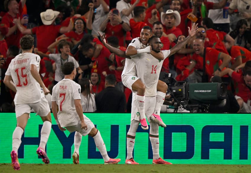 Diop levanta os braços em comemoração ao gol