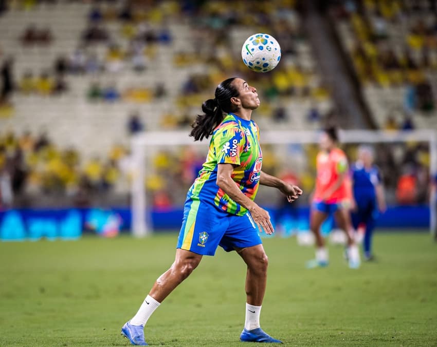 Marta no aquecimento,em partida válida pelo segundo amistoso da seleção Brasileira feminina, realizada na Arena Castelão