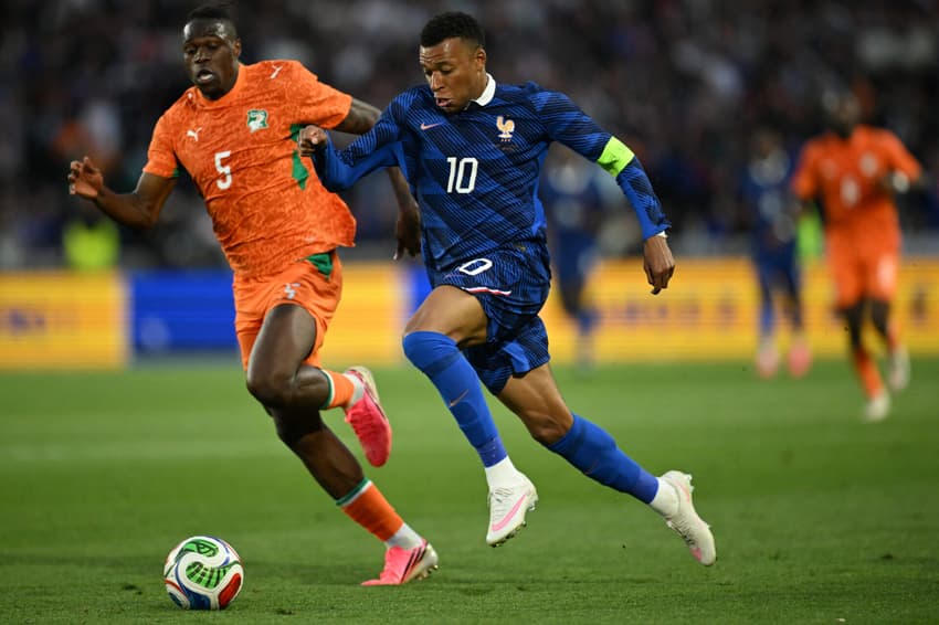 Mbappé e Singo disputam bola em amistoso entre França e Costa do Marfim
