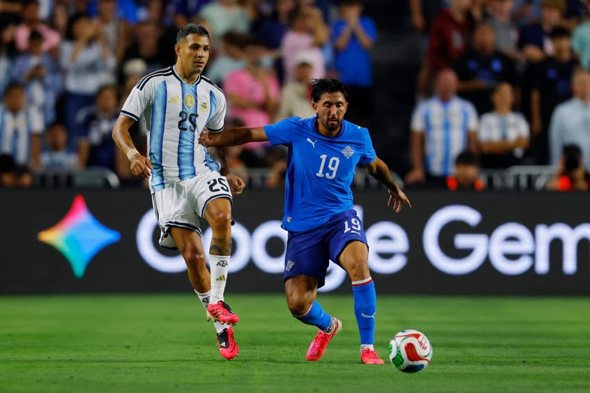 Medina em ação pela Argentina contra a Islândia