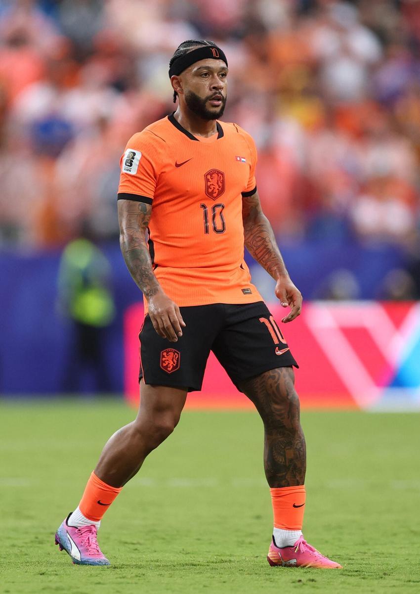 Memphis Depay olhando para frente em jogo da Holanda