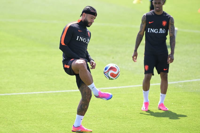 Memphis em treino da Holanda antes da estreia na Copa do Mundo