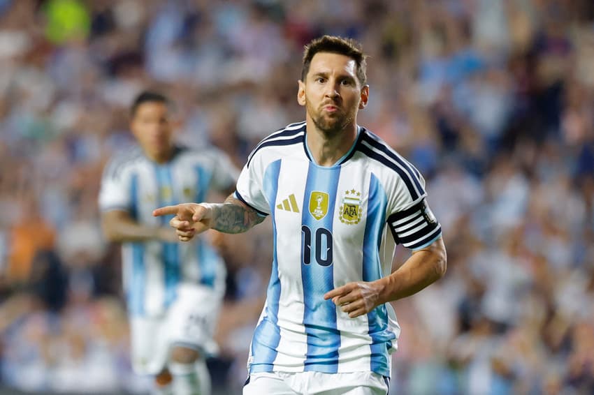 Messi celebra o gol de pênalti marcado na vitória da Argentina sobre a Islândia