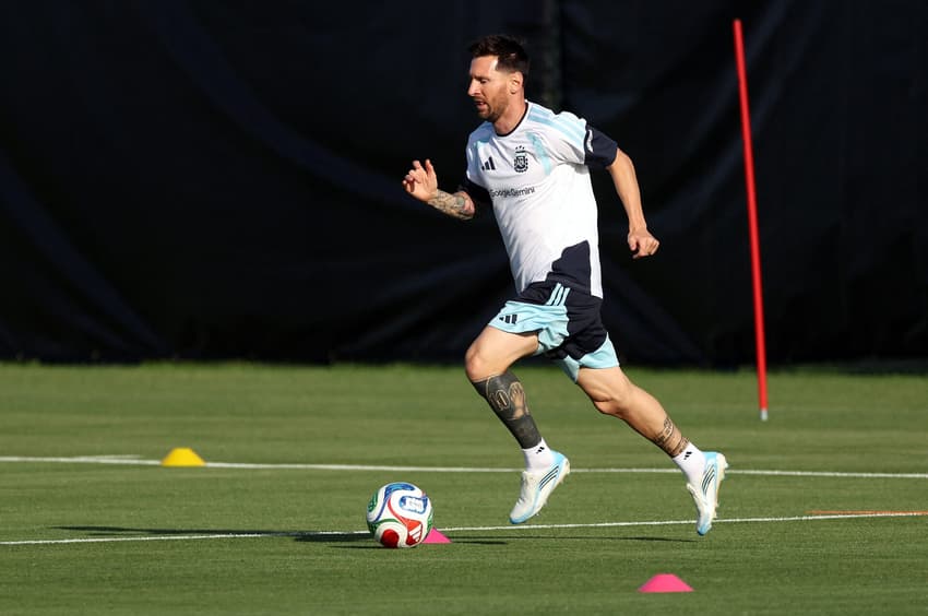 Messi em treino da Argentina, às vésperas da Copa do Mundo, nos Estados Unidos
