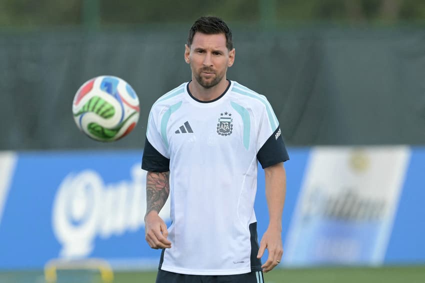 Messi observa a bola Trionda durante treino da Argentina na véspera do jogo contra a Argélia, pela Copa do Mundo