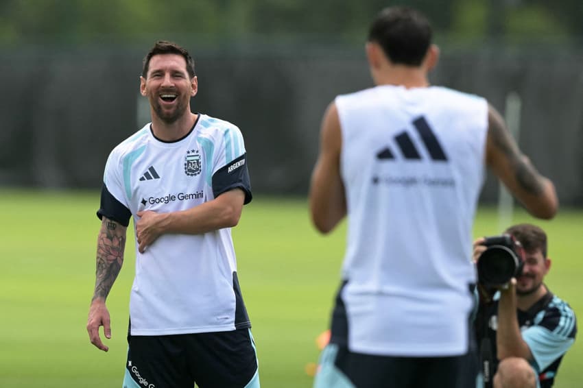 Messi sorri em clima descontraído durante treino da Argentina