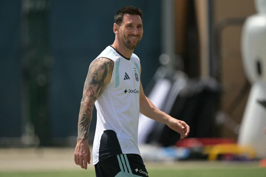Messi sorri em treino da Argentina após vitória contra a Áustria na Copa do Mundo