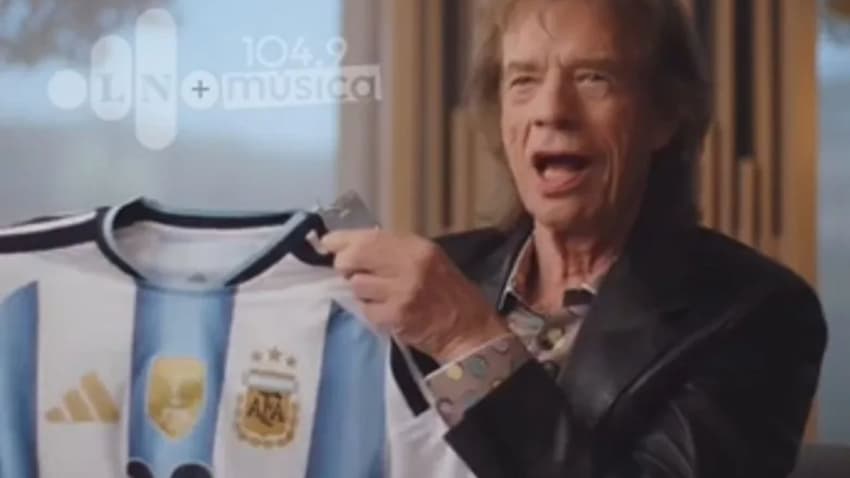 Mick Jagger segurando a camisa da Argentina