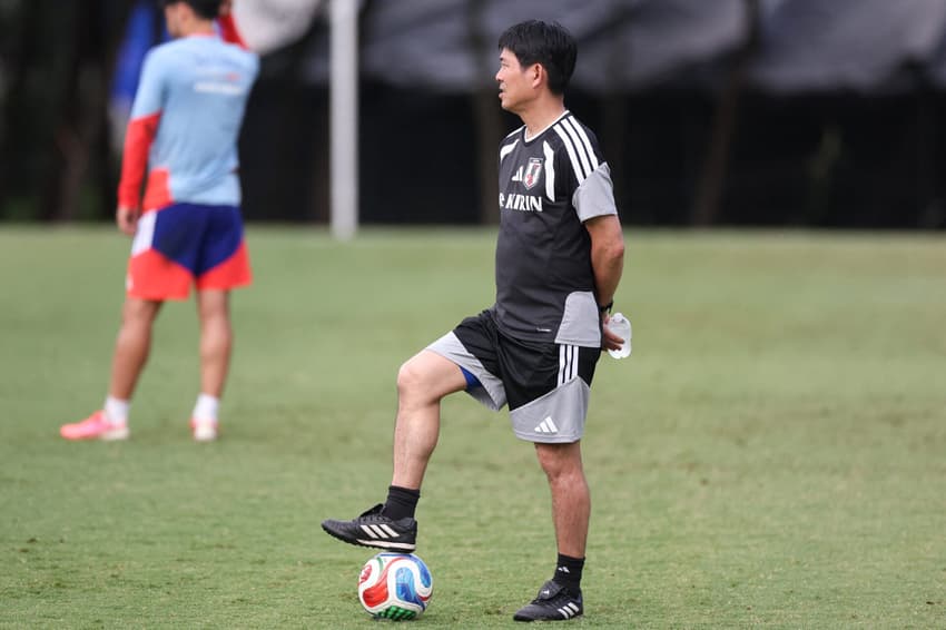 Moriyasu, técnico da seleção japonesa, comanda treino preparatório para a Copa do Mundo