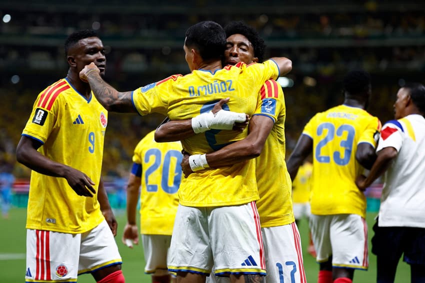 Muñoz comemora gol da vitória da Colômbia contra Congo com companheiros