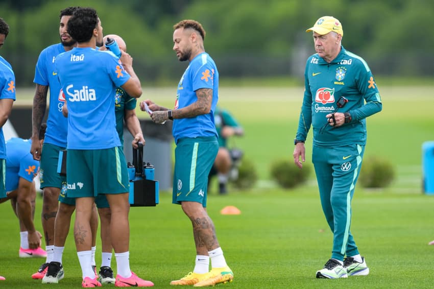 Neymar e Ancelotti durante treino da Seleção Brasileira na Copa do Mundo