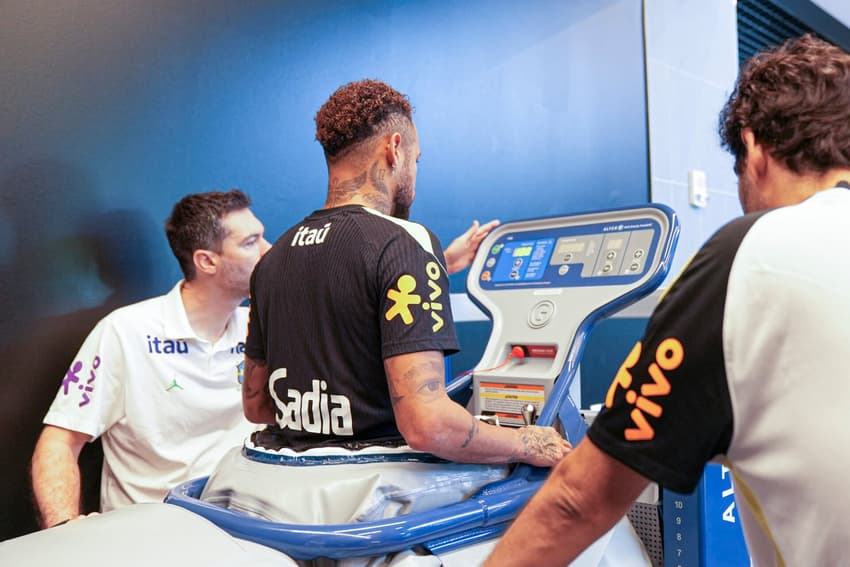 Neymar faz atividade na esteira nos Estados Unidos (Foto: Nelson Terme / CBF)