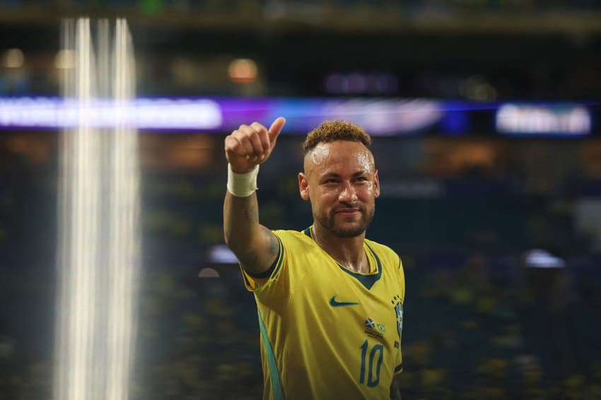 Neymar acena após vitória da Seleção sobre a Escócia na Copa do Mundo