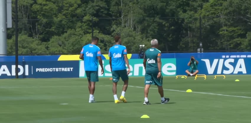 Neymar chega ao treino da Seleção Brasileira caminhando ao lado de Alex Sandro