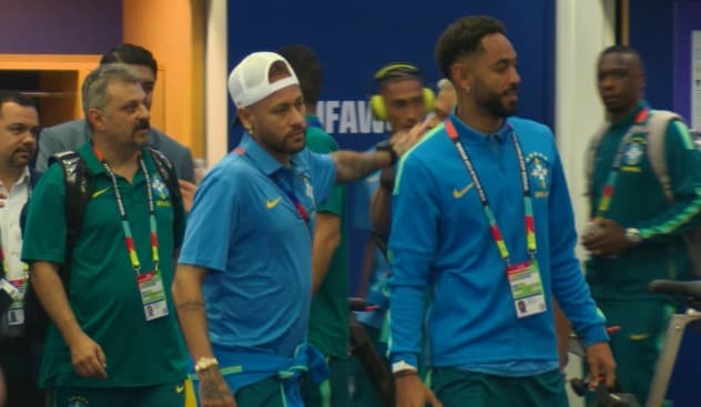 Neymar com jogadores da Seleção antes de Brasil x Marrocos (Foto: Reprodução / CazéTV)