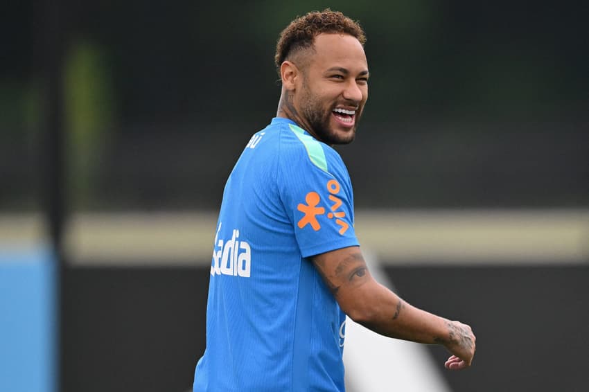 Neymar sorri durante treino da Seleção Brasileira