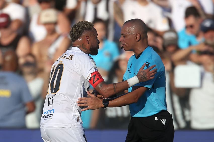 Neymar conversa com Wilton Pereira Sampaio em jogo do Brasileirão