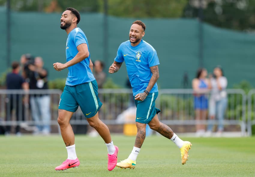 Ao lado de Matheus Cunha, Neymar sorri em treino da Seleção Brasileira (Foto: Rafael Ribeiro/CBF)