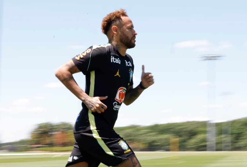 Neymar vai a campo e treina com a Seleção Brasileira