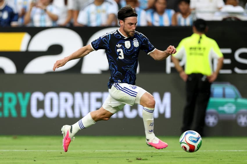 Nicolás Tagliafico em ação no amistoso entre Argentina e Honduras