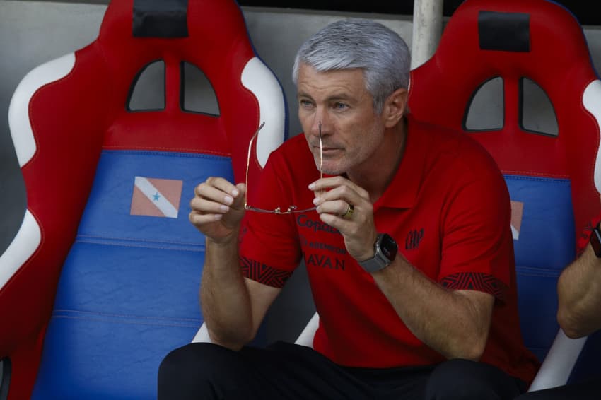 Odair Hellman ajeita o óculos no banco de reservas em jogo do Athletico-PR (Foto: Oswaldo Forte / Fotoarena / Folhapress)