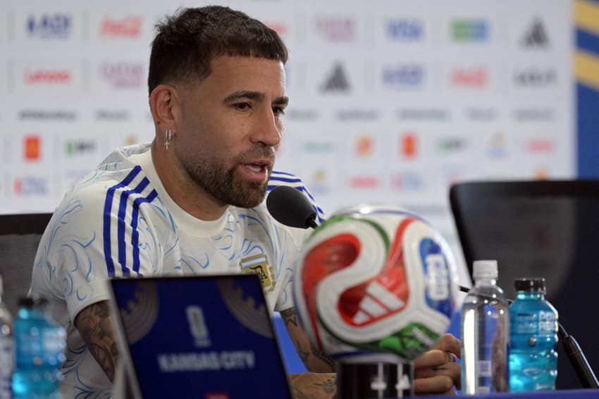 Otamendi em coletiva da Argentina na véspera da estreia na Copa do Mundo