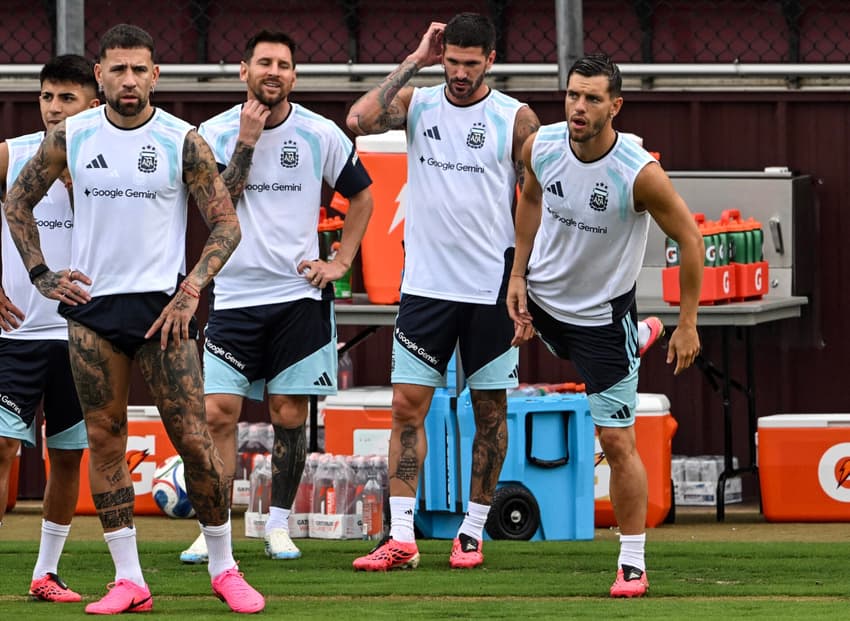 Otamendi em treino da Argentina com Almada, Messi, De Paul e Lo Celso