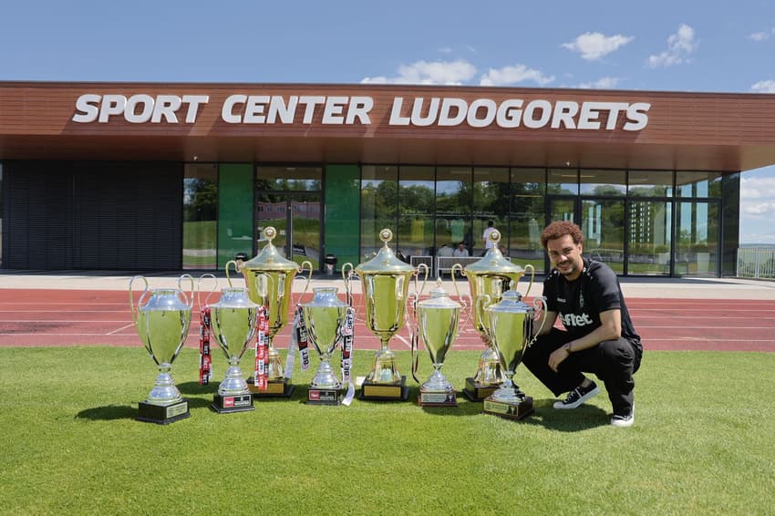 Pedro Naressi e os troféus conquistados no Ludogorets (Foto: Divulgação / PFC Ludogorets)