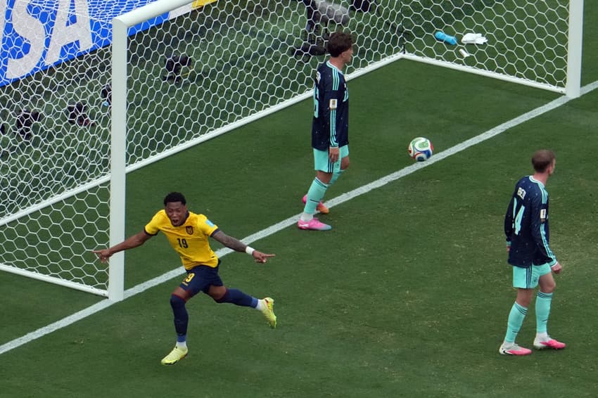 Plata celebra de braços abertos o gol da vitória do Equador contra a Alemanha (Foto: TIMOTHY A. CLARY / AFP)