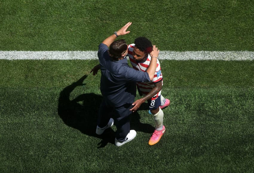 Maurício Pochettino abraça Weston McKennie à beira do campo