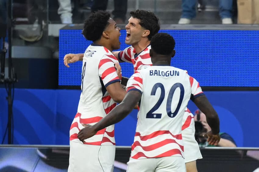 Christian Pulisic é celebrado por companheiros após marcar em EUA x Paraguai
