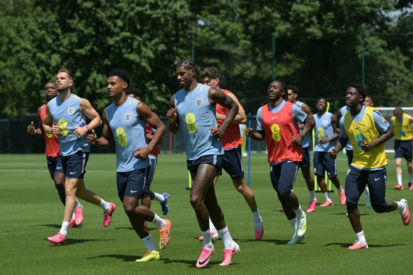 Rashford corre no gramado ao lado de seus companheiros de Inglaterra