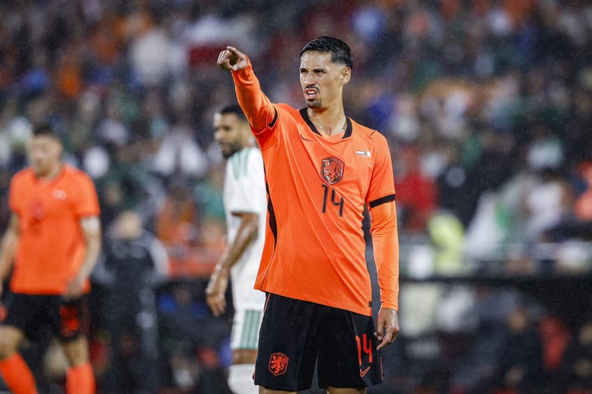 Reijnders instrui jogadores da Holanda durante amistoso pré-Copa