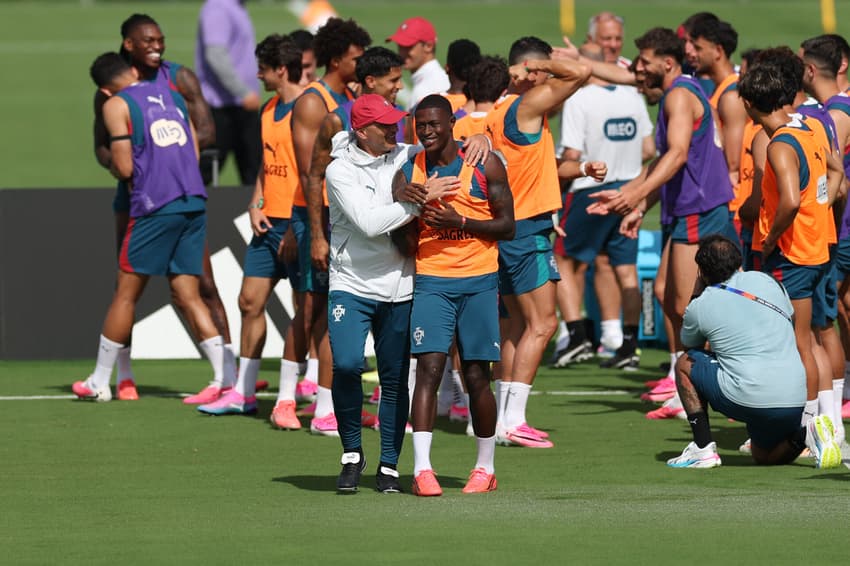 Roberto Martínez conversa com Nuno Mendes em treino de Portugal durante a Copa do Mundo