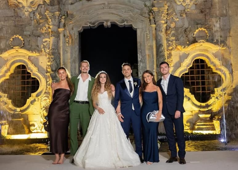 Robertson e sua esposa Rachel no casamento de Diogo Jota e Rute Cardoso (Foto: Reprodução)