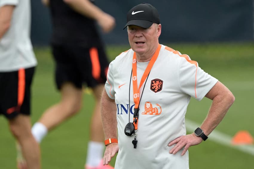 Ronald Koeman comanda treino da Holanda para a Copa do Mundo em Kansas City, nos Estados Unidos
