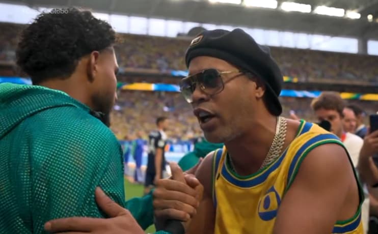 Ronaldinho fala com jogadores da Seleção Brasileira antes de partida contra a Escócia
