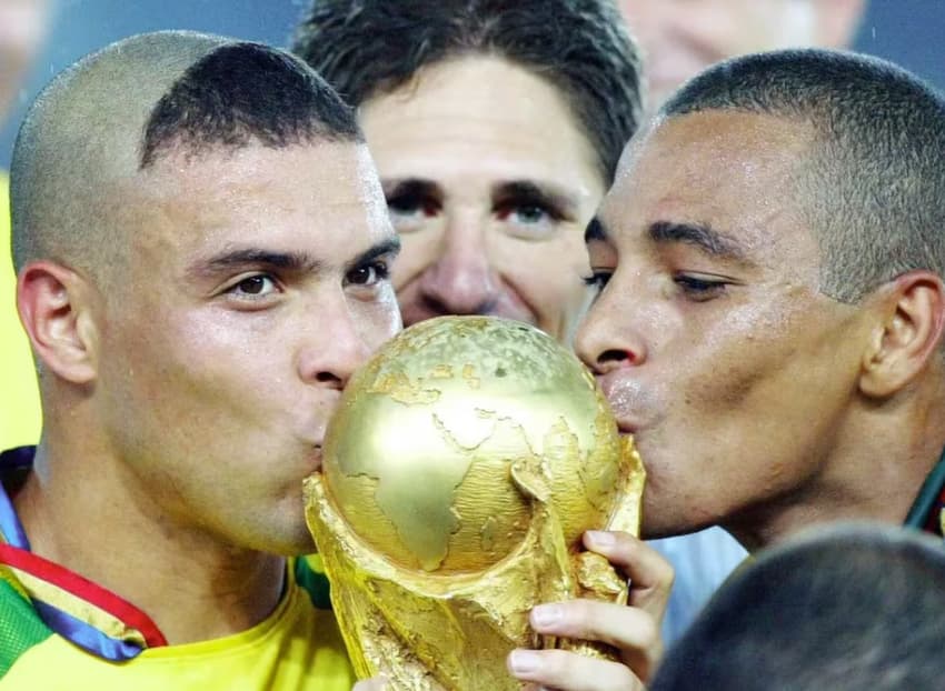 Ronaldo Fenômeno beijando taça da Copa do Mundo de 2002