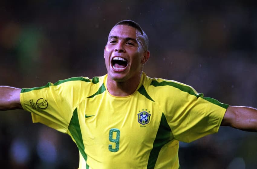 Ronaldo Fenômeno celebra gol de corte cascão na Copa do Mundo de 2002
