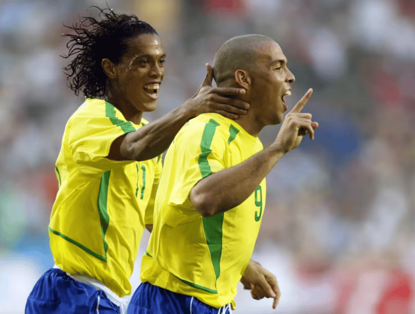Ronaldo Fenômeno e Ronaldinho Gaúcho celebram gol do Brasil