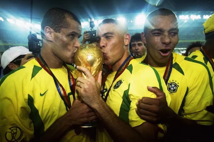 Ronaldo e Rivaldo beijam taça da Copa do Mundo de 2002