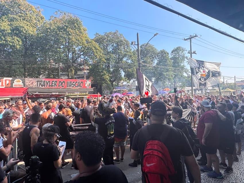 Torcedores do Vasco em protesto na frente de São Januário