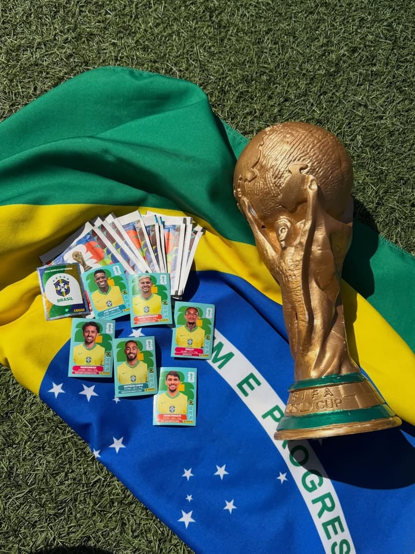Figurinhas da Panini com a taça da Copa do Mundo no Maracanã. (Foto: Divulgação/ Panini)