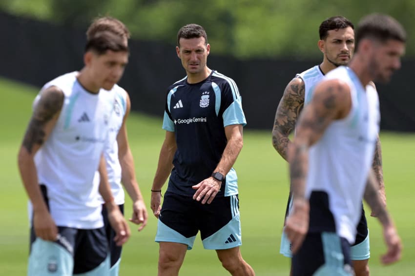 Scaloni observa treino da Argentina antes da estreia na Copa do Mundo