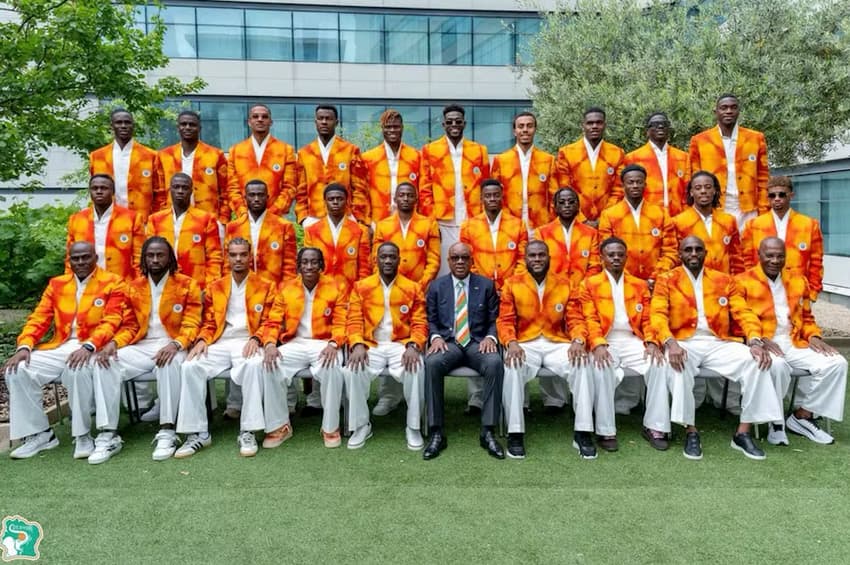 Jogadores da Costa do Marfim posando para a foto de viagem da seleção para a Copa do Mundo