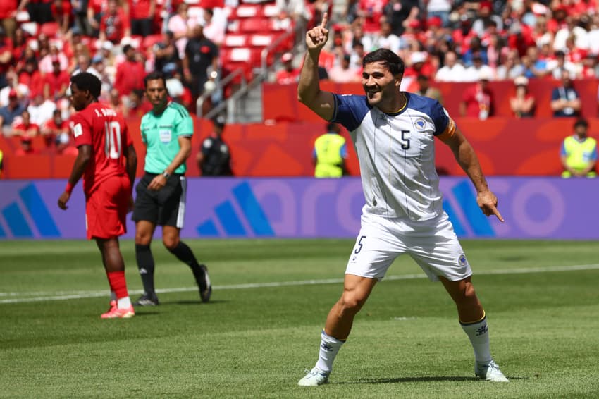 Sead Kolašinac evitou um gol do Canadá na Copa do Mundo